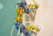 Супер лепљива стопала помажу роботу да се попне на зидове