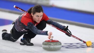 Зашто камење за цурлинг клизи по леду на начин на који то чини? Зашто камење за цурлинг клизи по леду на начин на који то чини?