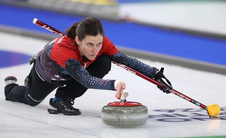 Зашто камење за цурлинг клизи по леду на начин на који то чини?