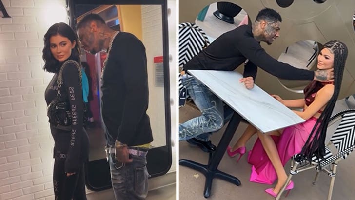 Блуефаце гуши воштану статуу Зендаје, на видеу