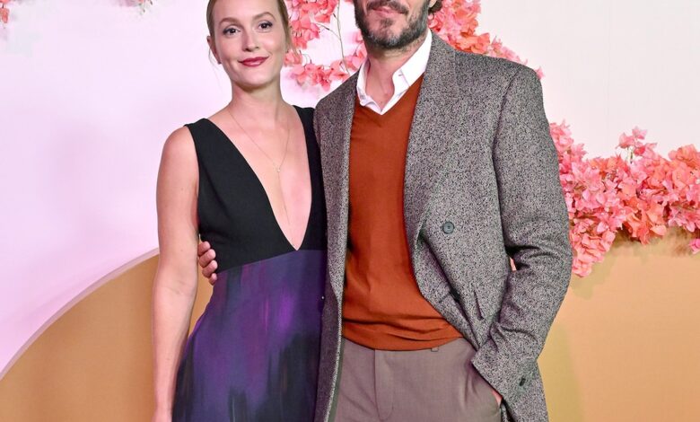 Лејтон Мистер о романси Адама Бродија „Лажни почетак“. Лејтон Мистер о романси Адама Бродија „Лажни почетак“.