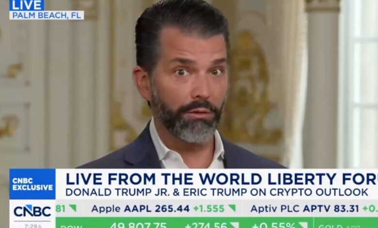 Трампови момци говоре о „одмазди“ док извршни директори љубе прстен на свом крипто догађају