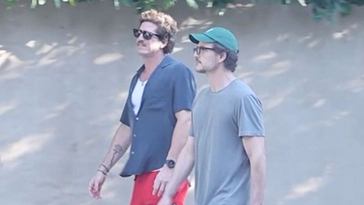 Педро Паскал се спрема са пријатељем Рафаелом Оларом у Лос Анђелесу Педро Паскал се спрема са пријатељем Рафаелом Оларом у Лос Анђелесу