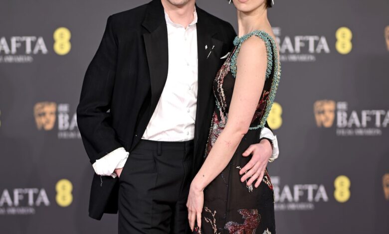 Пол Мескал, Грејси Абрамс деби на црвеном тепиху Пол Мескал, Грејси Абрамс деби на црвеном тепиху