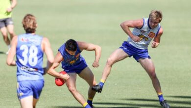 Покољ унутар клуба на Западној обали док Том Грос уклања ко-капетена Лијама Дагана