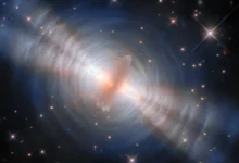 Двоструки снопови избијају са скривене звезде на задивљујућој слици свемирског телескопа Хабл