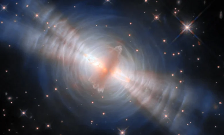 Двоструки снопови избијају са скривене звезде на задивљујућој слици свемирског телескопа Хабл