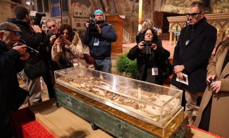 Посмртни остаци светог Фрање Асишког први пут су изложени јавности Посмртни остаци светог Фрање Асишког први пут су изложени јавности