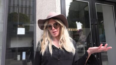 Бранди Гланвилле каже да су имплантати дојке узроковали паразите на лицу