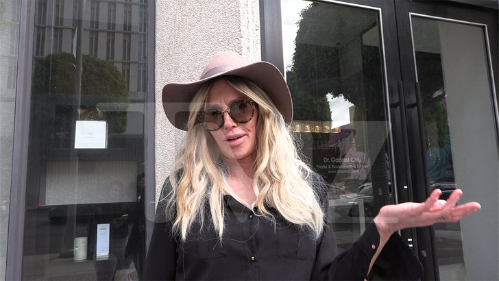 Бранди Гланвилле каже да су имплантати дојке узроковали паразите на лицу