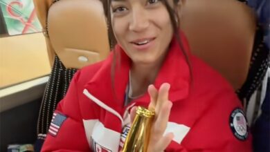 Спортисти стављају џепове у вези са политиком торбе за церемонију затварања