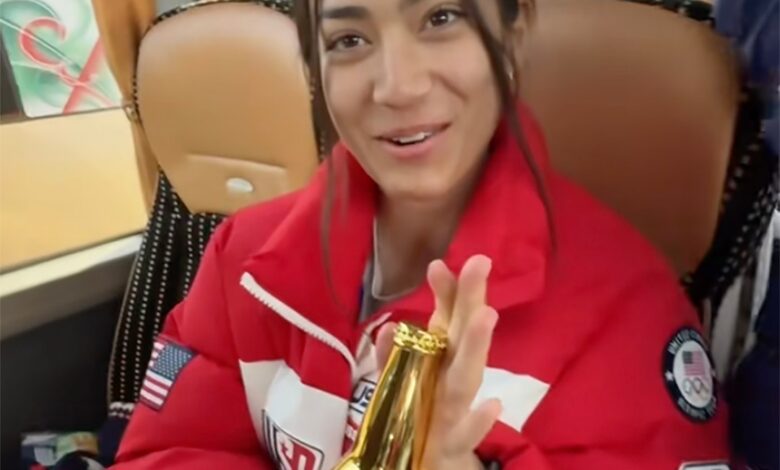 Спортисти стављају џепове у вези са политиком торбе за церемонију затварања