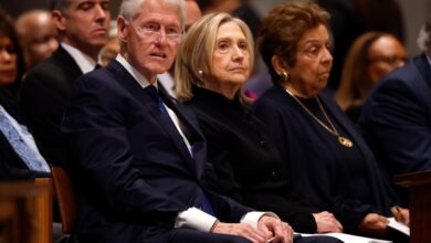 Билл, Хилари Клинтон ће се појавити на сведочењу Џефрија Епштајна, потврђује Комер