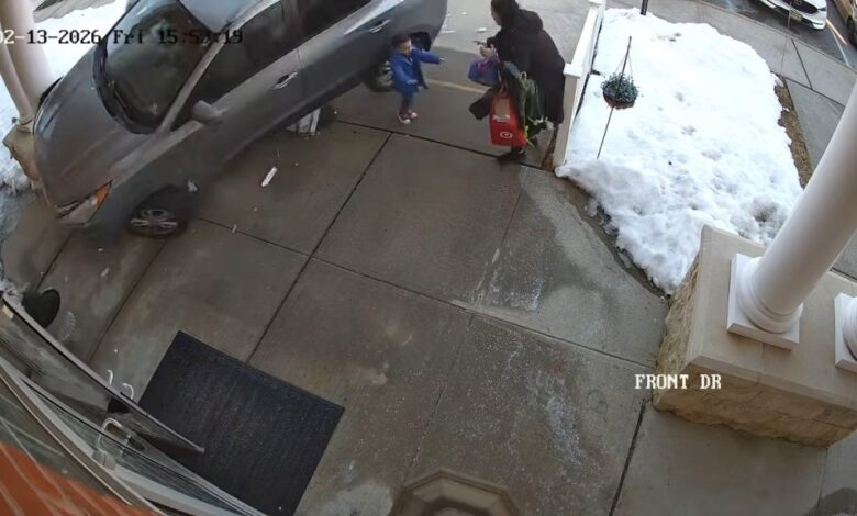 Дивљи видео приказује маму и два сина које је ударио аутомобил испред предшколске установе у Њ