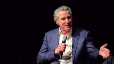 Гавин Њусом је оптужен због тога што је црном градоначелнику рекао ‘Ја сам као ти’ пре него што је цитирао његов низак САТ резултат: ‘Либерални расизам на видело’