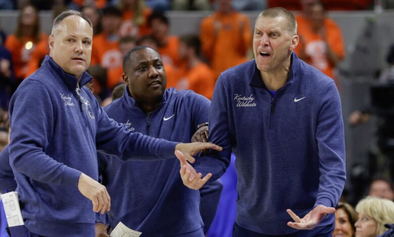 Марк Попе из Кентакија има вруће микрофоне: Тренер каже да су званичници „преварили“ Вилдцатс