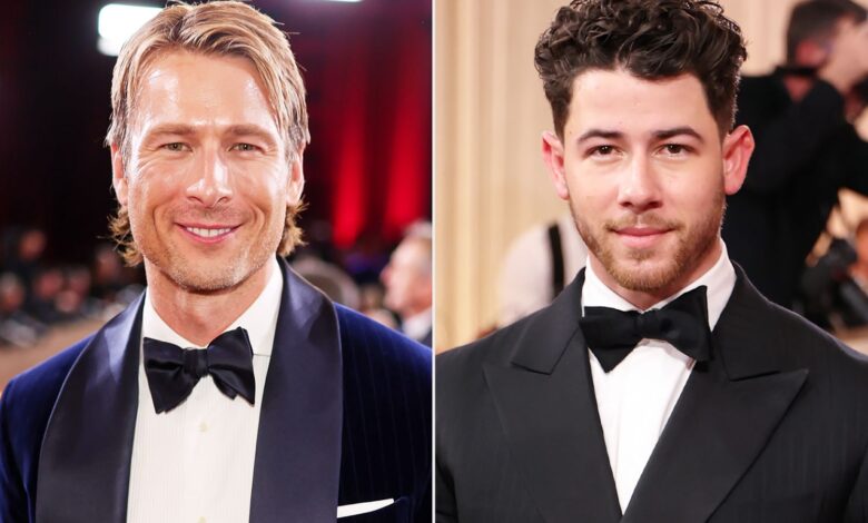 Глен Пауел реагује на Ника Џонаса који носи своје половне панталоне за наступ