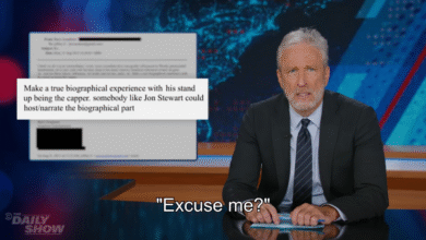 Џон Стјуарт се шали о проналажењу сопственог имена у Епштајн фајловима