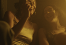 Трејлер ‘Ерупцја’: Цхарли КСЦКС глуми у експлозивној сафичној романси