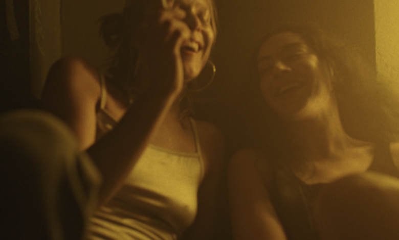 Трејлер ‘Ерупцја’: Цхарли КСЦКС глуми у експлозивној сафичној романси