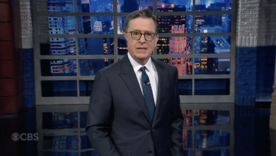 Стивен Колберт лако исмијава фотографију хапшења Ендруа Маунтбатена-Виндзора