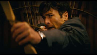 Глен Пауел у Црној комедији без зуба