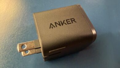 Овај мали пуњач има све функције које су вам потребне – и диван паметни екран