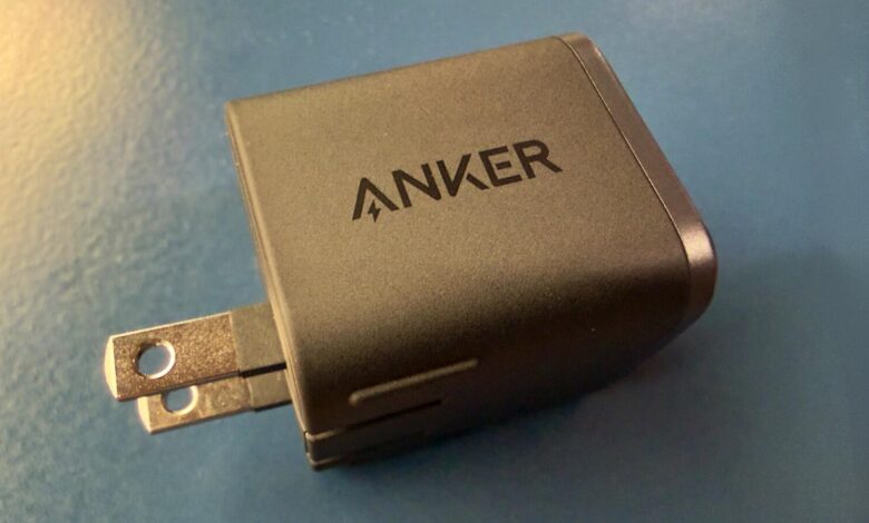 Овај мали пуњач има све функције које су вам потребне – и диван паметни екран