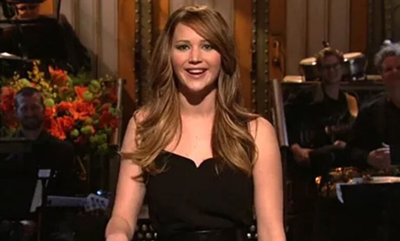 Џенифер Лоренс дели ‘СНЛ’ због жаљења због пнеумоније због ходања