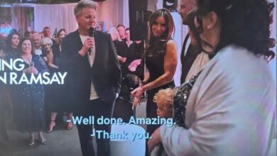 Породица Адама Питија дели говор на маминој веридбеној забави који је исечен из док Породица Адама Питија дели говор на маминој веридбеној забави који је исечен из док