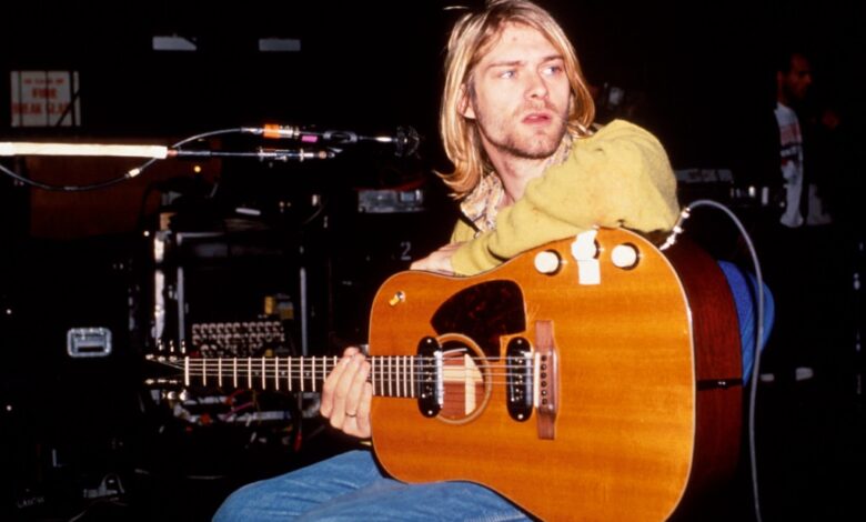 Форензичари траже да се поново отвори случај смрти фронтмена групе Нирвана Курта Кобејна Форензичари траже да се поново отвори случај смрти фронтмена групе Нирвана Курта Кобејна