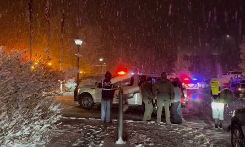 Преко две десетине аутомобила укључених у ужурбано нагомилавање на снежном аутопуту у Колораду Преко две десетине аутомобила укључених у ужурбано нагомилавање на снежном аутопуту у Колораду