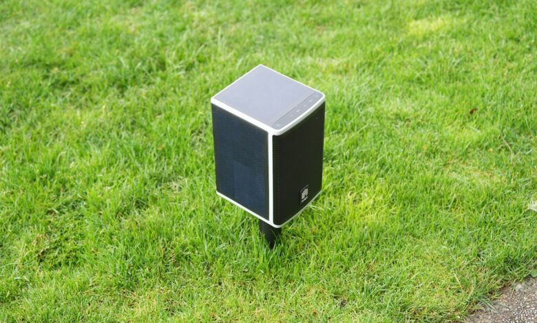 Овај соларни Блуетоотх звучник решио је мој највећи проблем са забавом у дворишту
