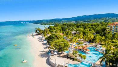 Рајска карипска плажа где њени становници не могу да је користе