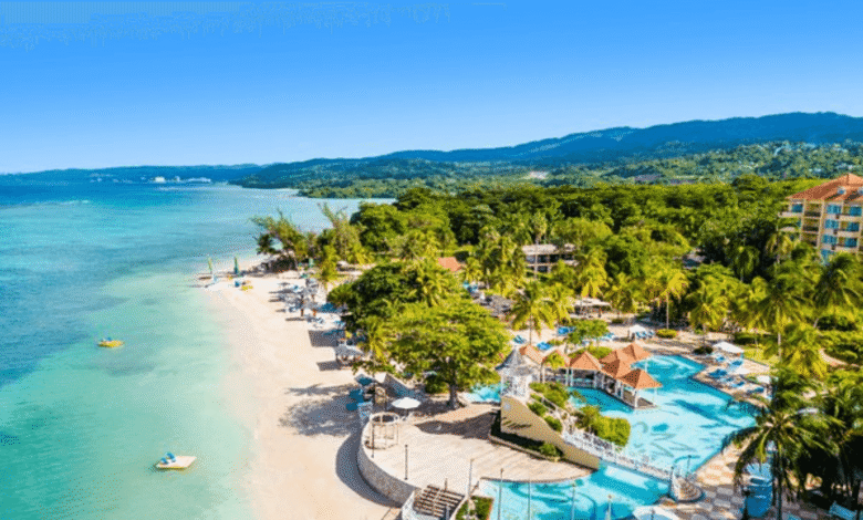 Рајска карипска плажа где њени становници не могу да је користе Рајска карипска плажа где њени становници не могу да је користе