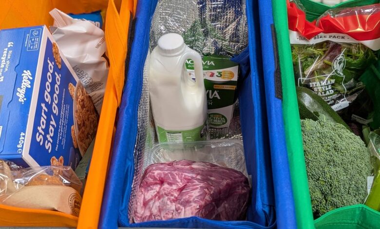 Моја нова опсесија: паметне кесе за намирнице које висе на вашим колицима за лако сортирање