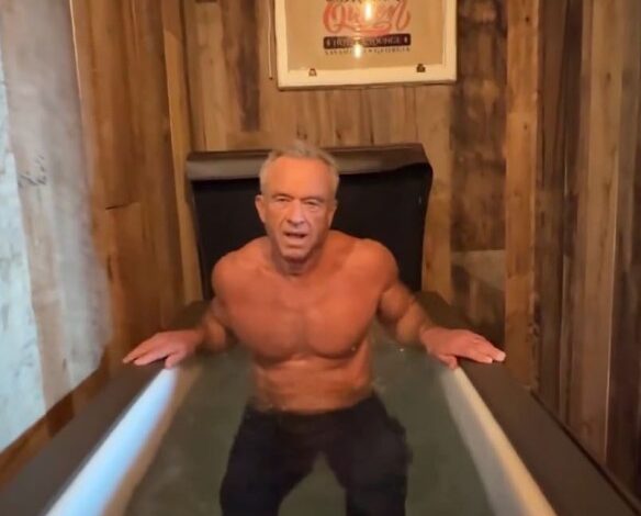 РФК Јр. носи фармерке у најновијем добротворном трику са Кид Роцком: ‘Маднесс’ РФК Јр. носи фармерке у најновијем добротворном трику са Кид Роцком: ‘Маднесс’