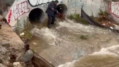 Видео приказује ватрогасце који раде на спасавању пса заглављеног у одводу од атмосферских падавина док су јаке кише ударале у СоЦал