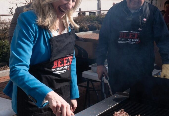 Технике печења на роштиљу гувернера ВА Абигејл Спанбергер се пале на мрежи као Шумерова ‘Е. цоли’ хамбургер поново излази на површину Технике печења на роштиљу гувернера ВА Абигејл Спанбергер се пале на мрежи као Шумерова ‘Е. цоли’ хамбургер поново излази на површину
