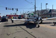 Застрашујући тренутак када се мали авион срушио у улицу Џорџија