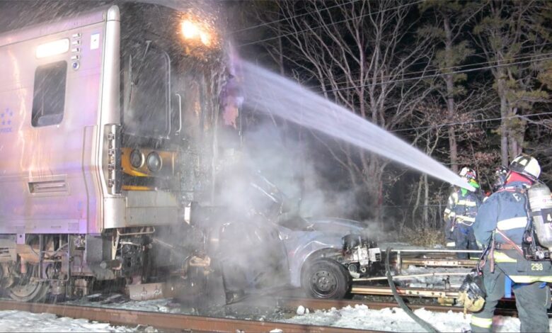 Воз ЛИРР ударио у возило у ватреној олупини, повређено 3 Воз ЛИРР ударио у возило у ватреној олупини, повређено 3