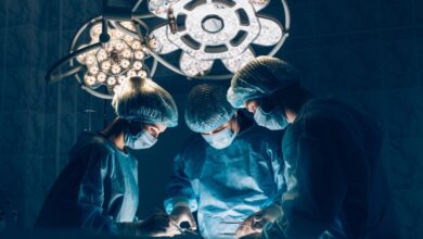 Пластични хирурзи препоручују одлагање трансродних операција до пунолетства