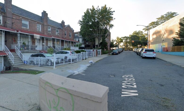 Двоје тинејџера избодено испред средње школе у ​​Њујорку, осумњичени на слободи