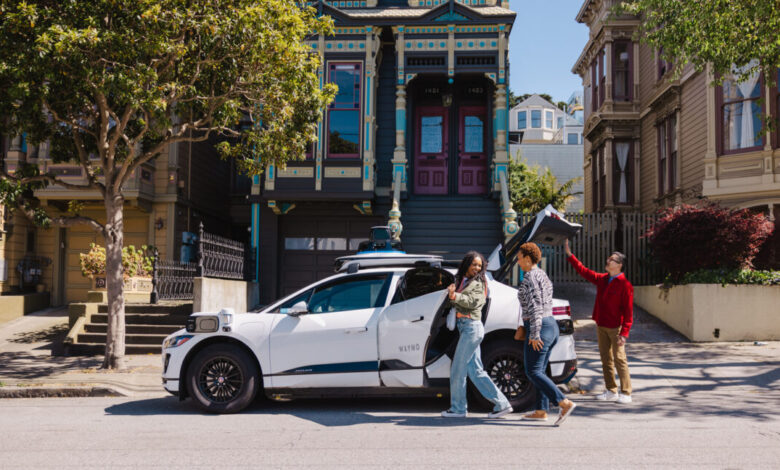 Шта ако возачи не затворе врата роботаксија након вожње? Пробајте ДоорДасх.