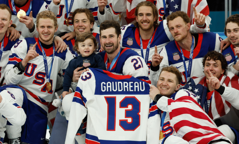 Тим САД одаје почаст Џонију Гаудроу након што је победио Канаду и освојио златну медаљу Тим САД одаје почаст Џонију Гаудроу након што је победио Канаду и освојио златну медаљу