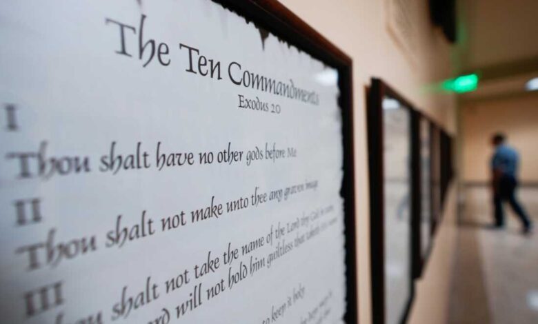 Суд отвара пут закону Луизијане који захтева да Десет заповести у учионицама ступе на снагу: НПР
