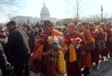 Шетња ових будистичких монаха за мир је очарала Американце. Завршава се ове недеље: НПР