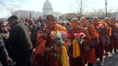 Шетња ових будистичких монаха за мир је очарала Американце. Завршава се ове недеље: НПР