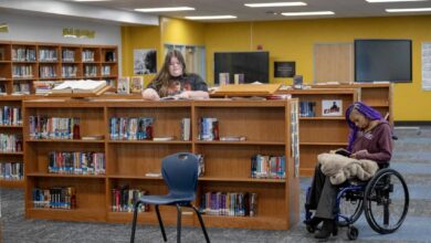 Како забране мобилних телефона у школи раде, а не раде: НПР