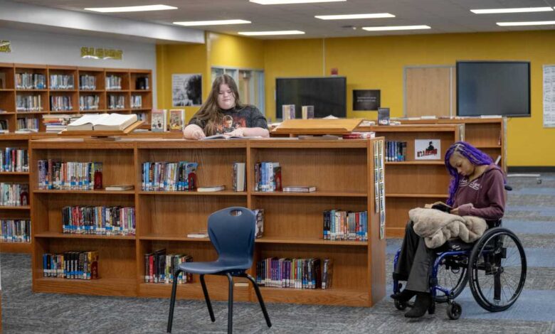 Како забране мобилних телефона у школи раде, а не раде: НПР